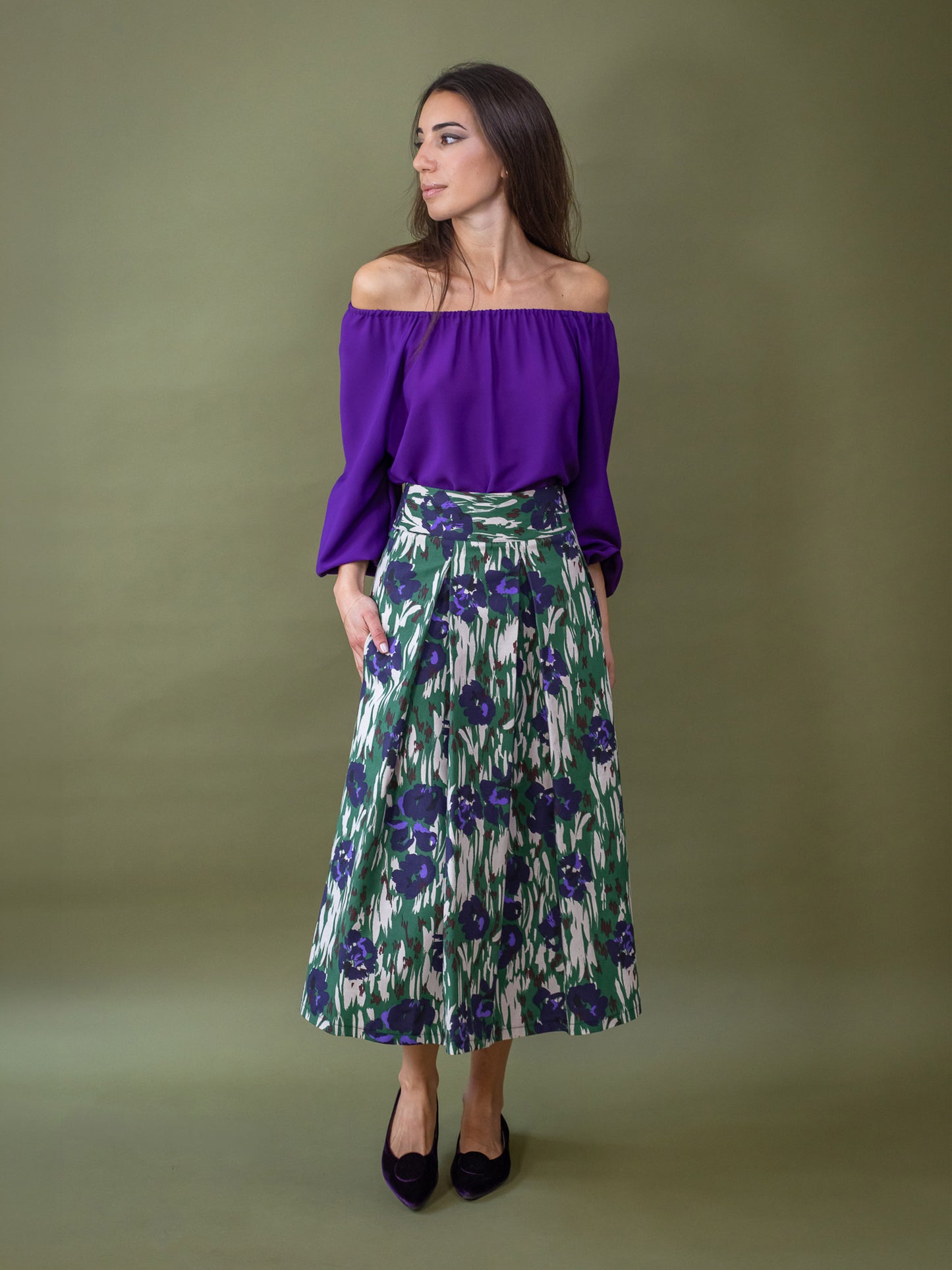 Iris viola su verde. Modello Anna
