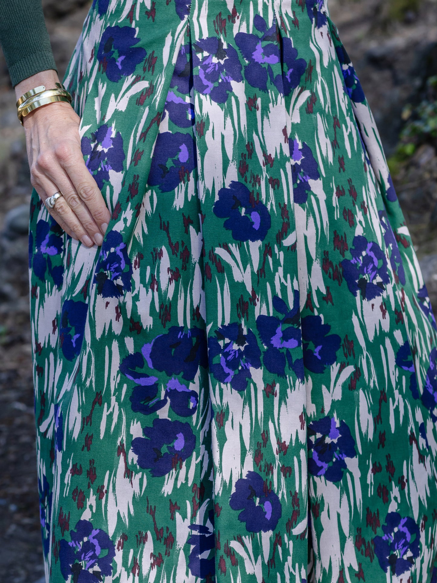 Iris viola su verde. Modello Anna