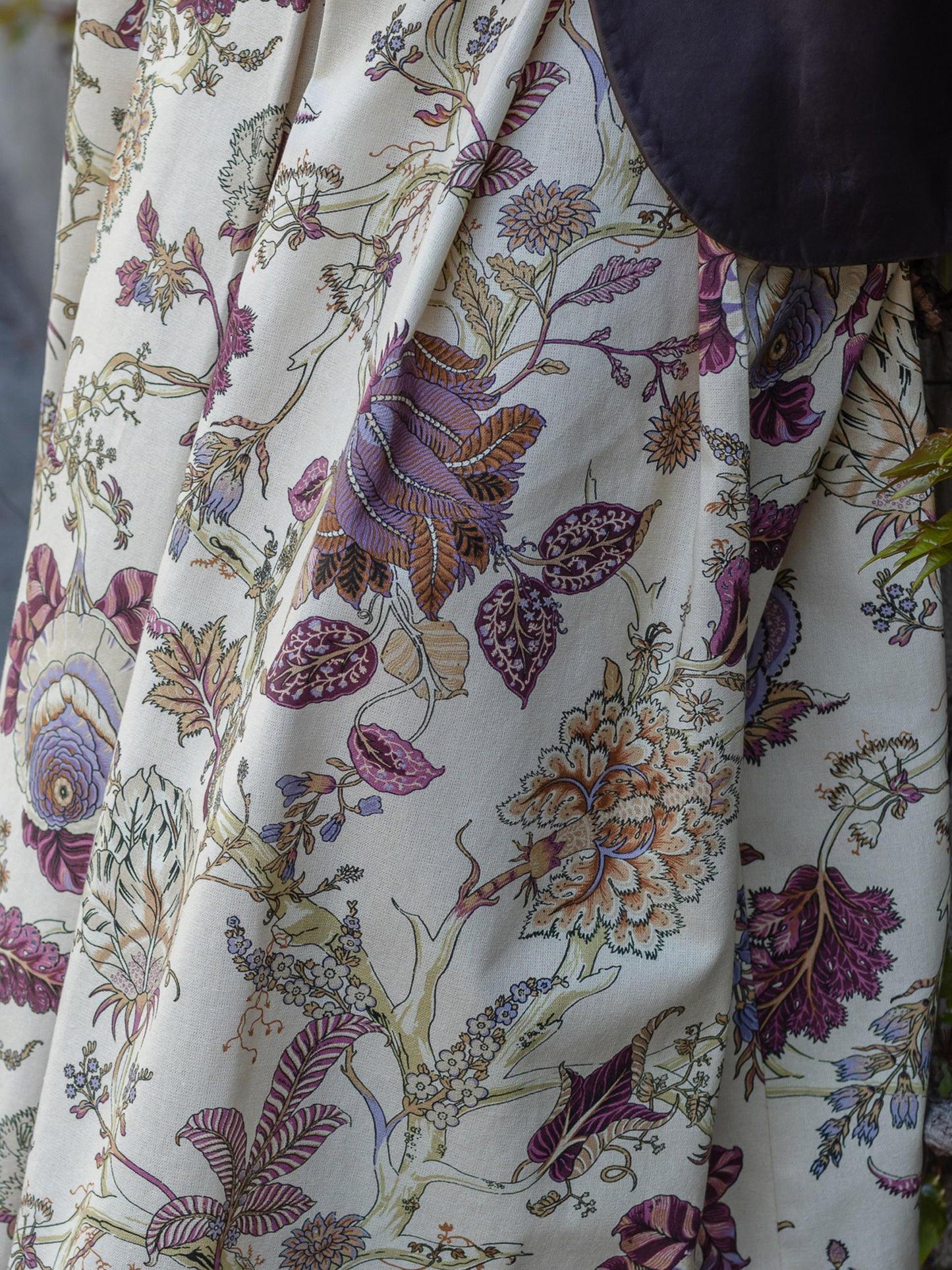 Peonie fondo crema. Modello Anna