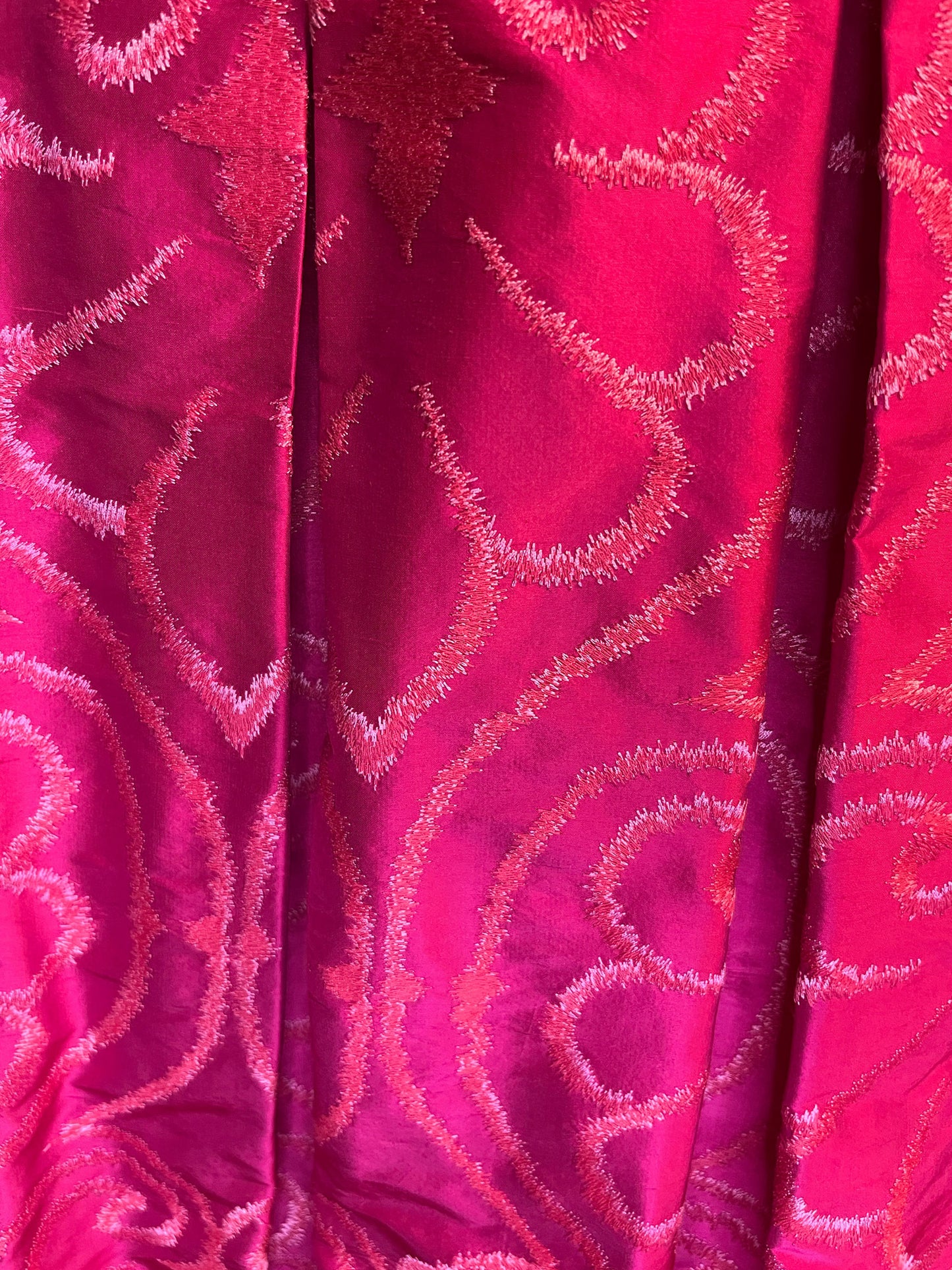 Shantung operato fucsia. Modello Anna